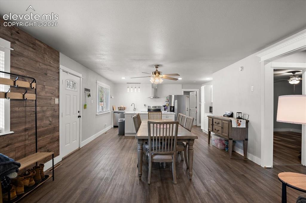 Image 2 of 26: Dining Area