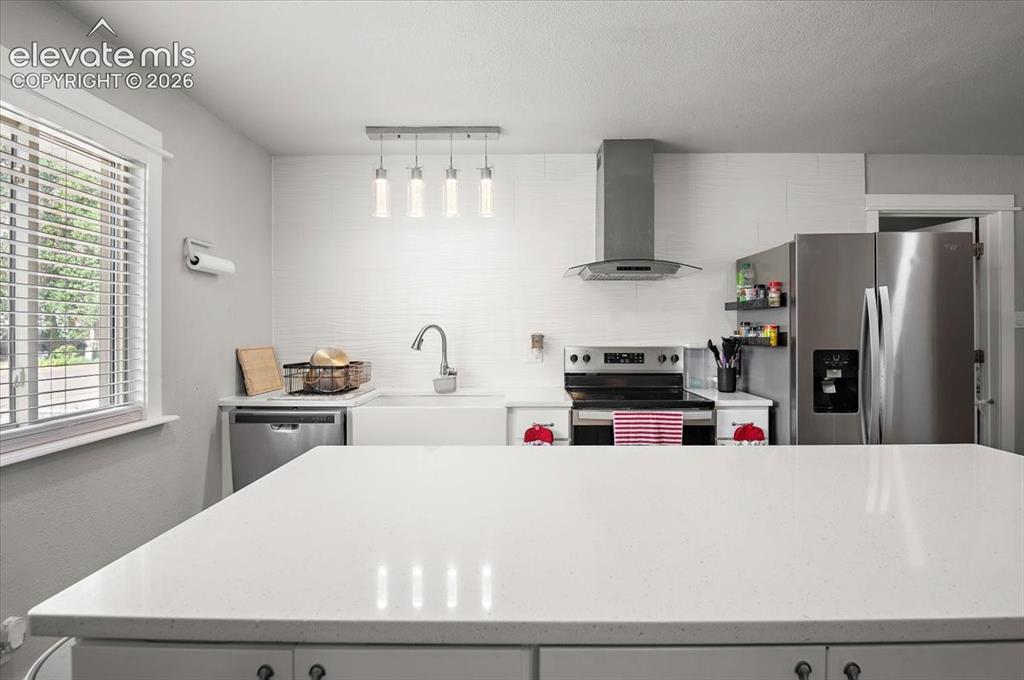 Image 7 of 26: Kitchen