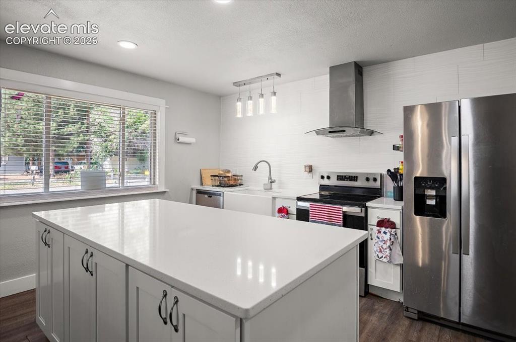 Image 9 of 26: Kitchen