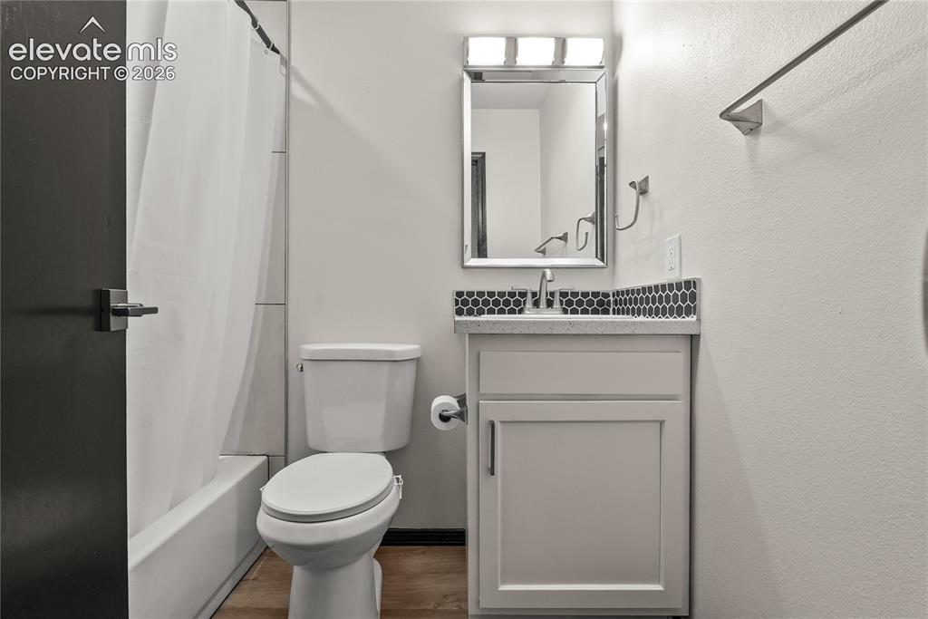 Image 10 of 30: Bathroom