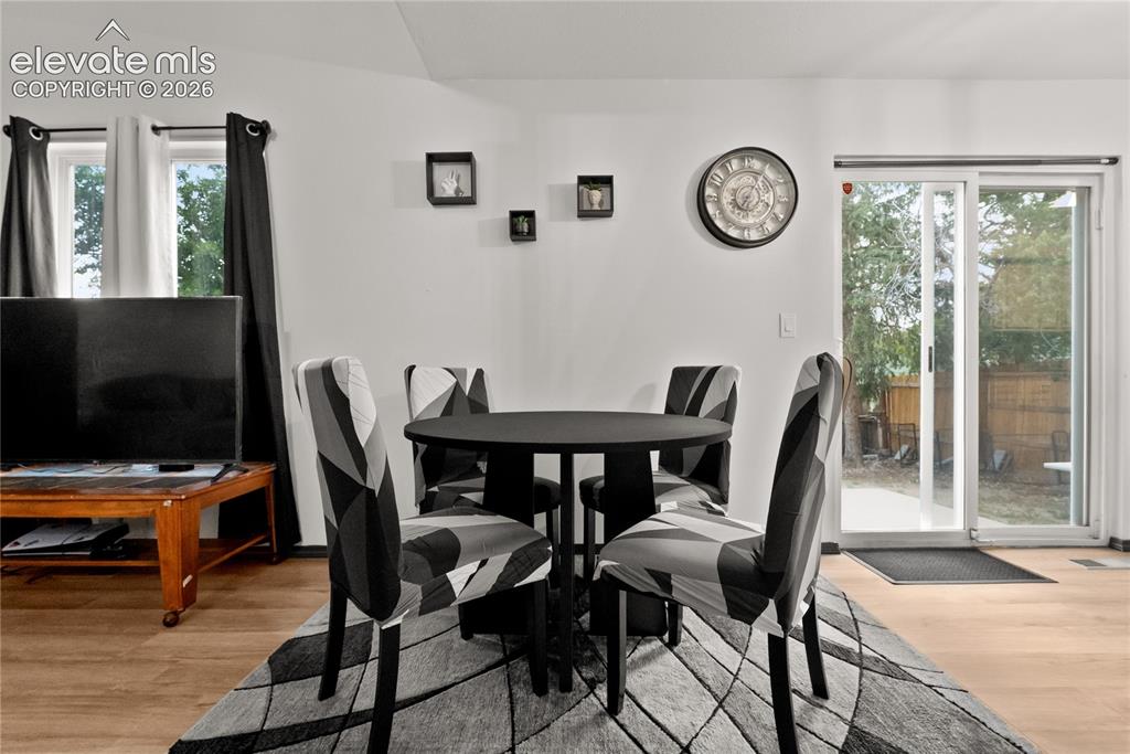 Image 15 of 30: Dining Area