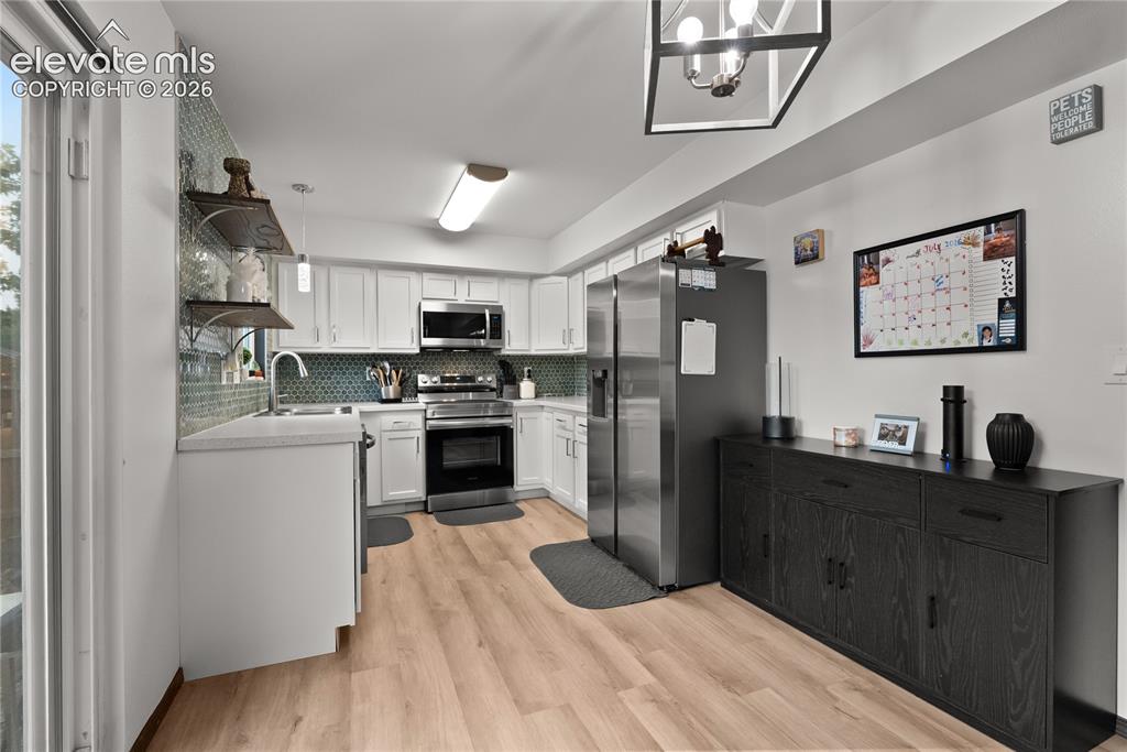 Image 16 of 30: Kitchen