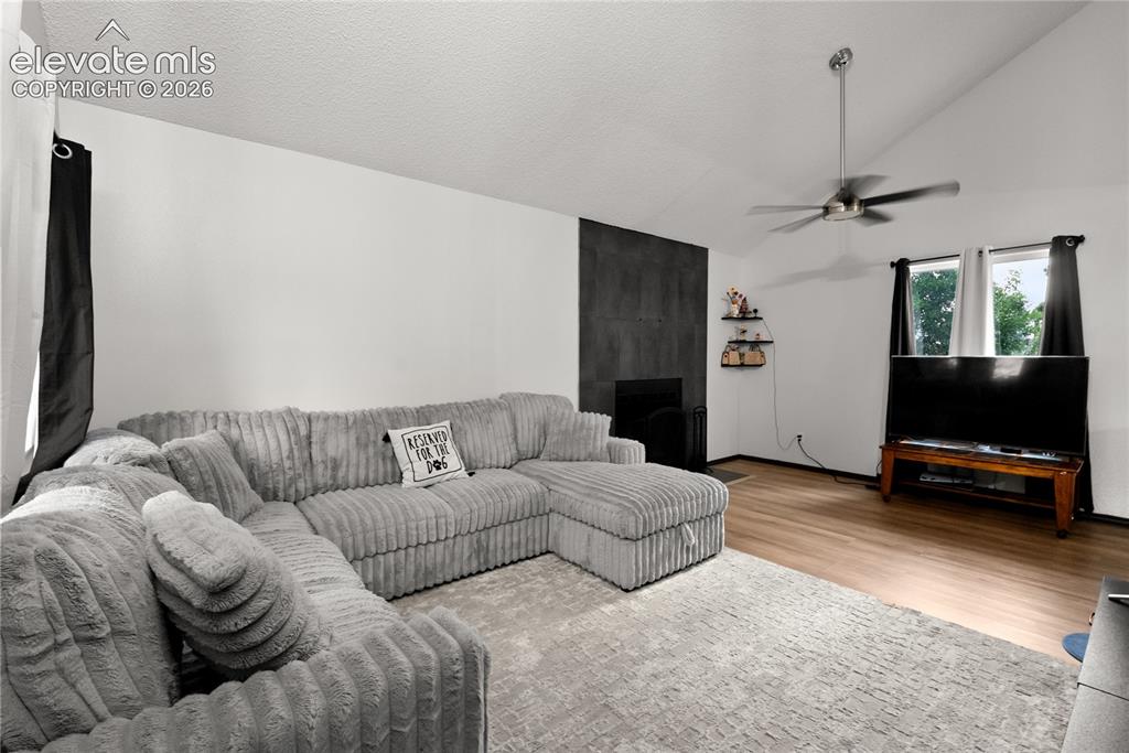 Image 26 of 30: Living Room