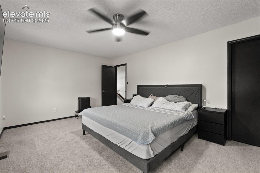 Image 7 of 30: Bedroom