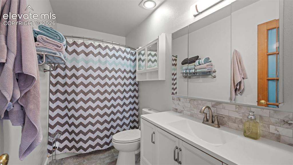 Image 19 of 34: Bathroom