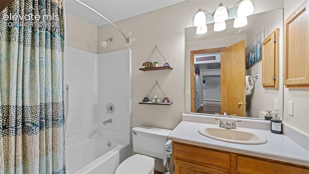 Image 28 of 34: Bathroom