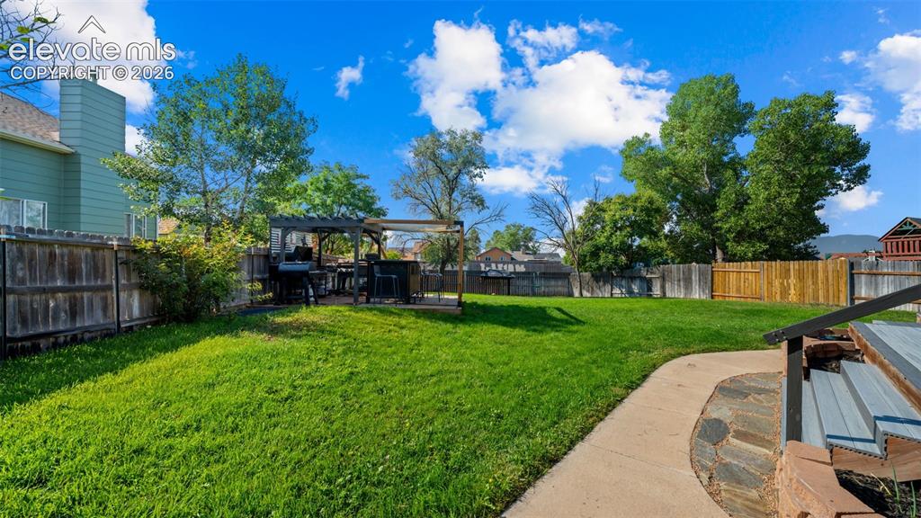 Image 8 of 34: Yard