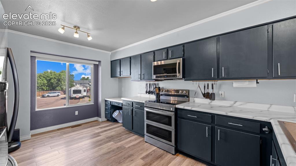 Image 9 of 34: Kitchen