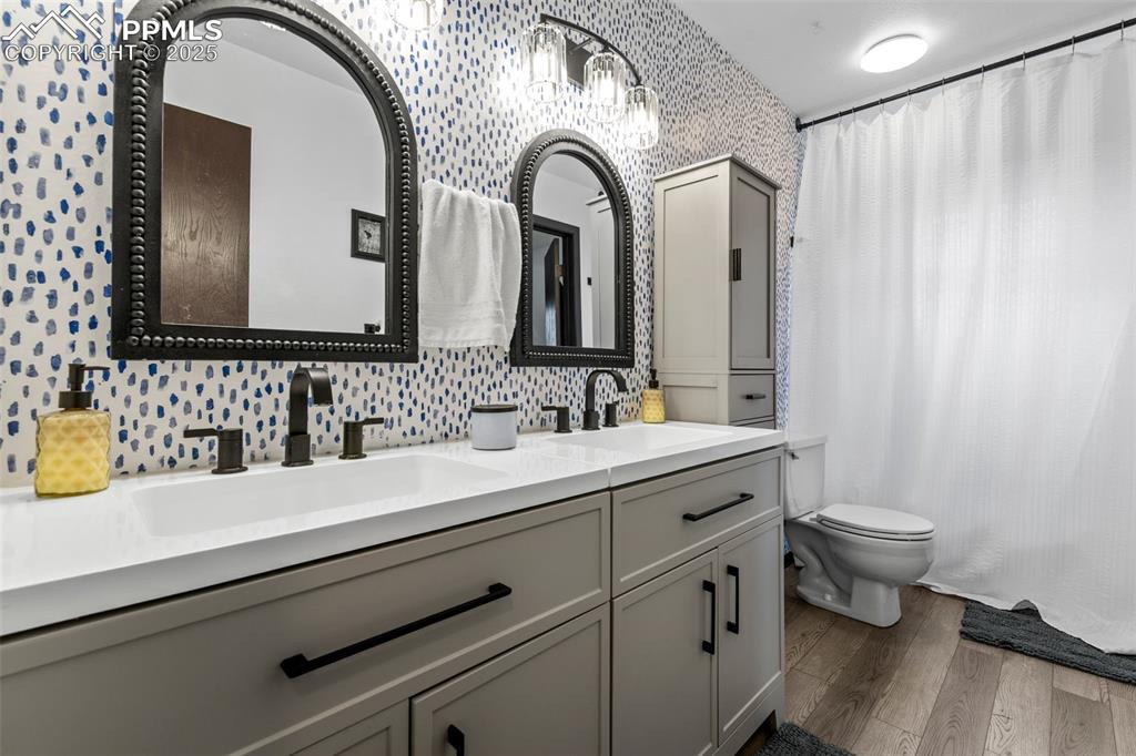Image 11 of 25: Bathroom