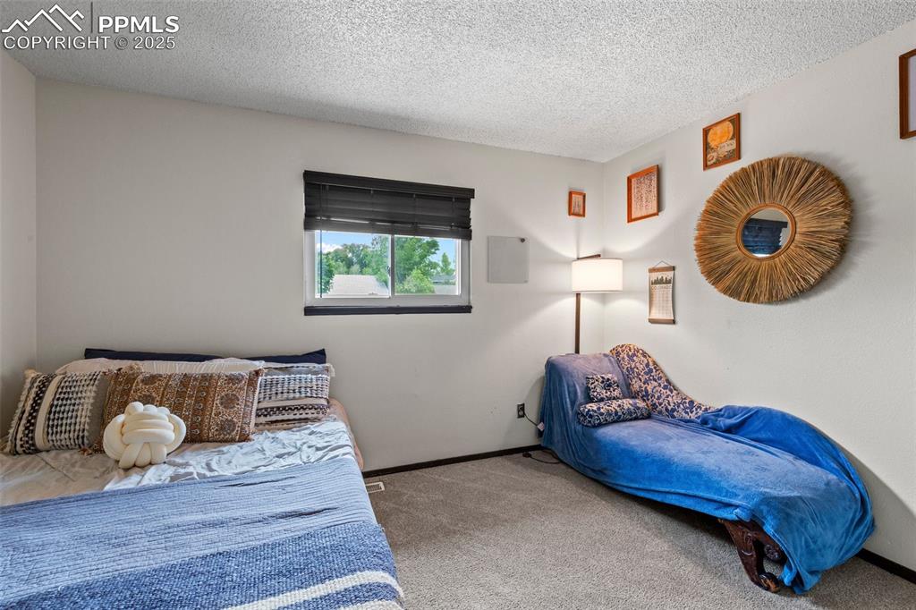Image 14 of 25: Bedroom