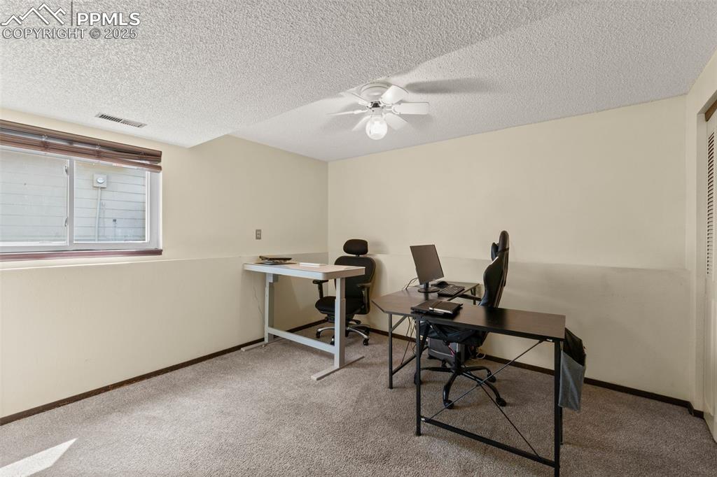 Image 17 of 25: Bedroom