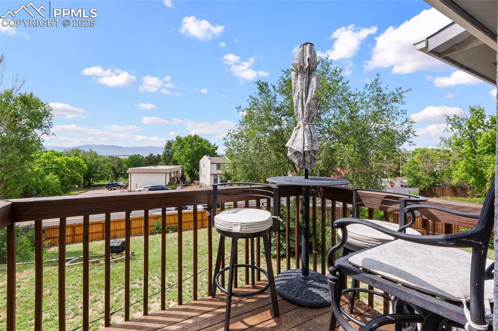 Image 19 of 25: Deck