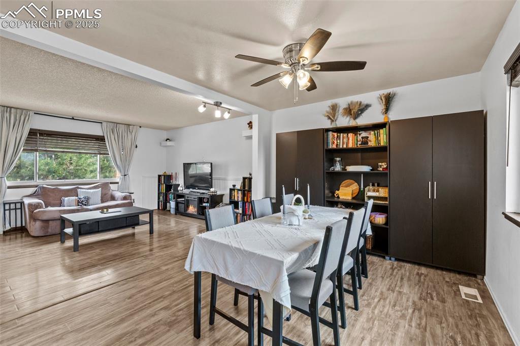 Image 6 of 25: Dining Area