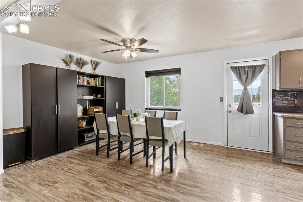 Image 7 of 25: Dining Area