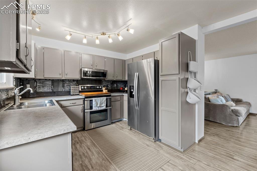 Image 8 of 25: Kitchen