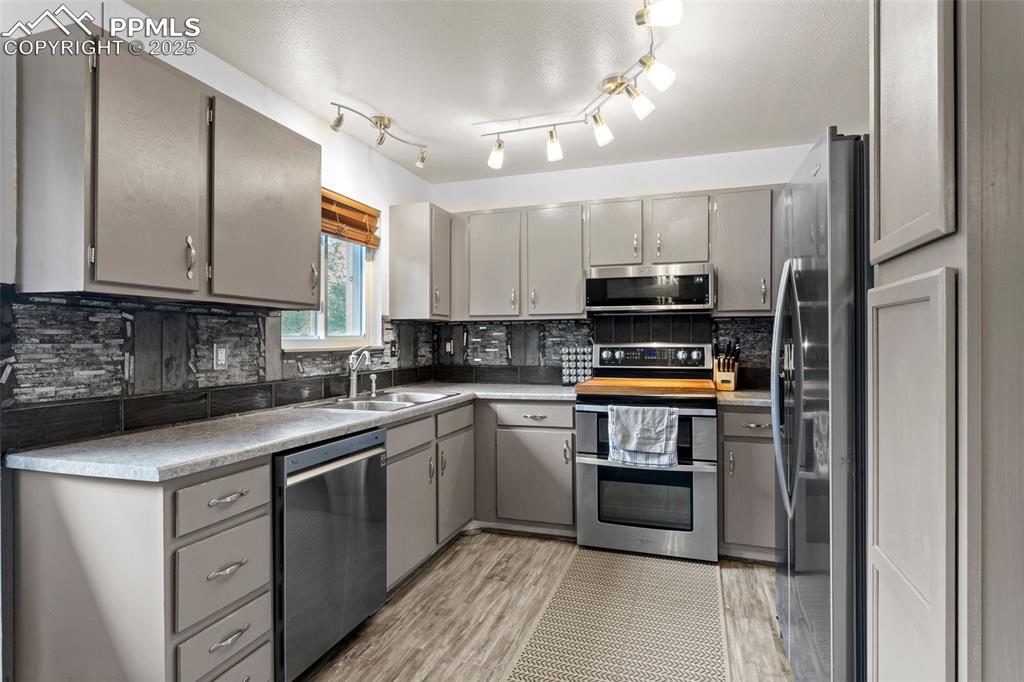 Image 9 of 25: Kitchen