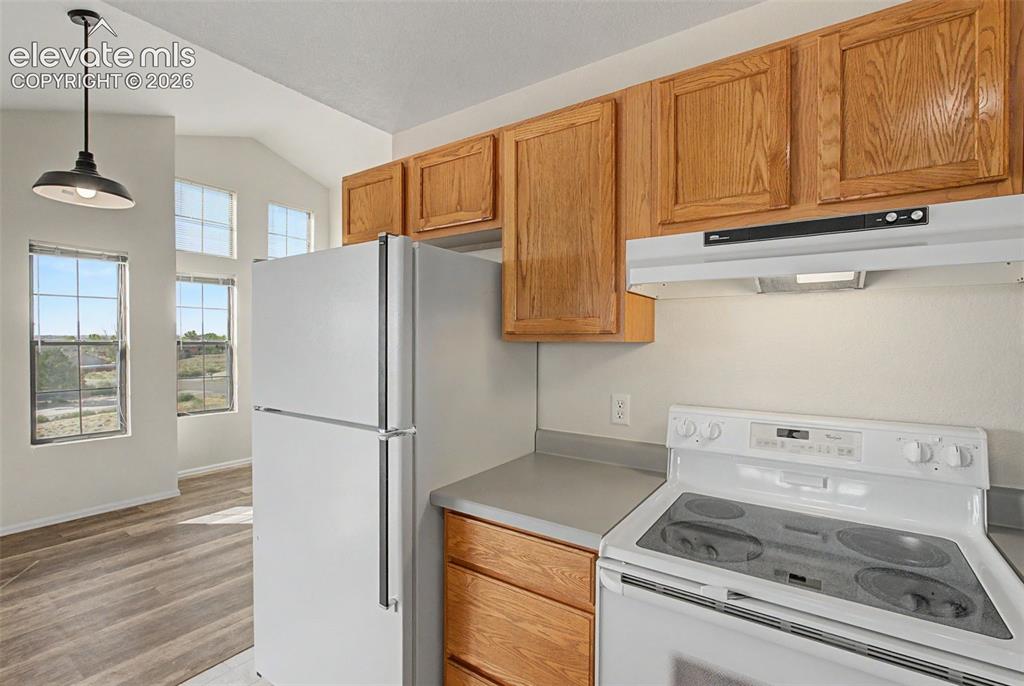 Image 11 of 36: Kitchen