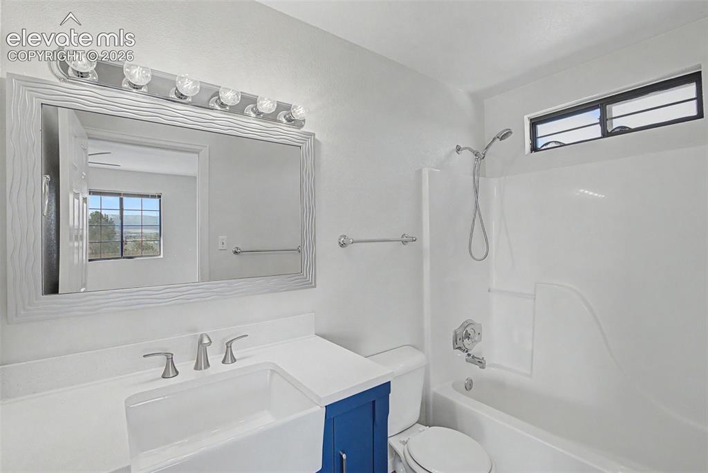 Image 17 of 36: Bathroom