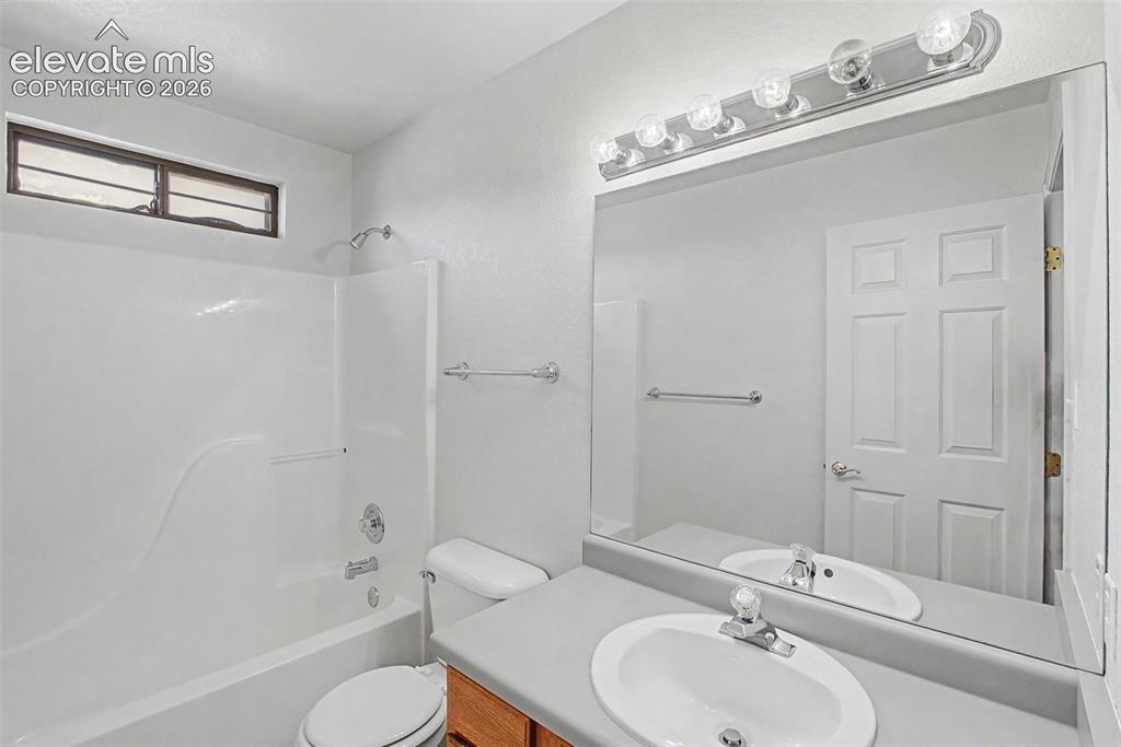 Image 19 of 36: Bathroom