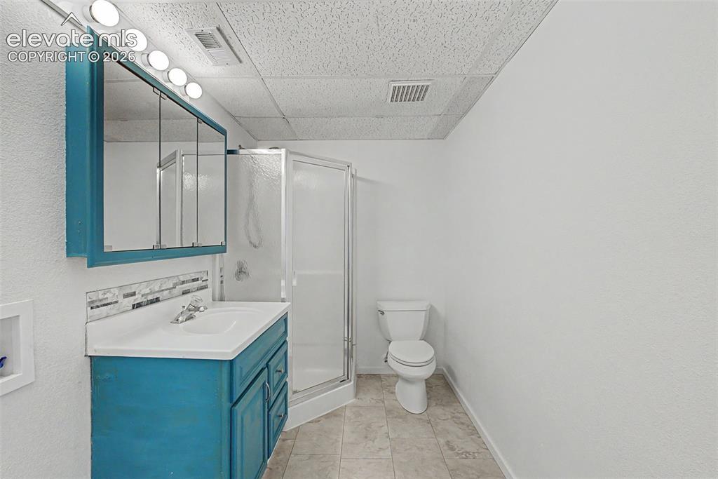 Image 22 of 36: Bathroom