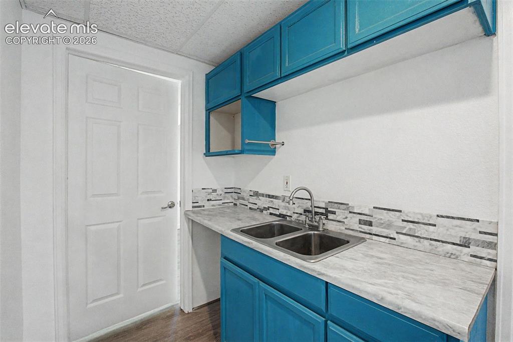 Image 23 of 36: Kitchen