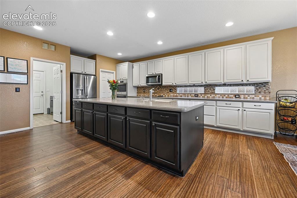 Image 9 of 39: Kitchen