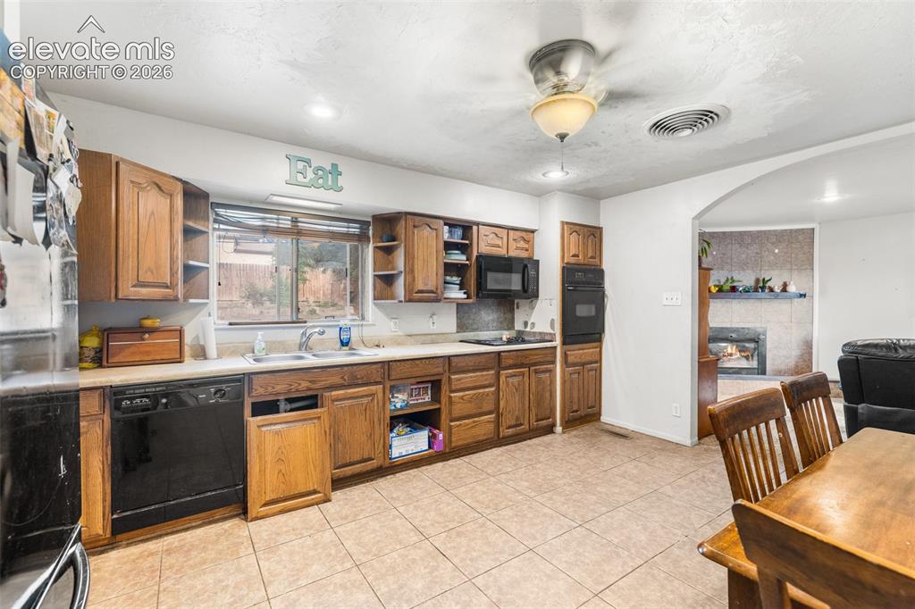 Image 7 of 22: Kitchen
