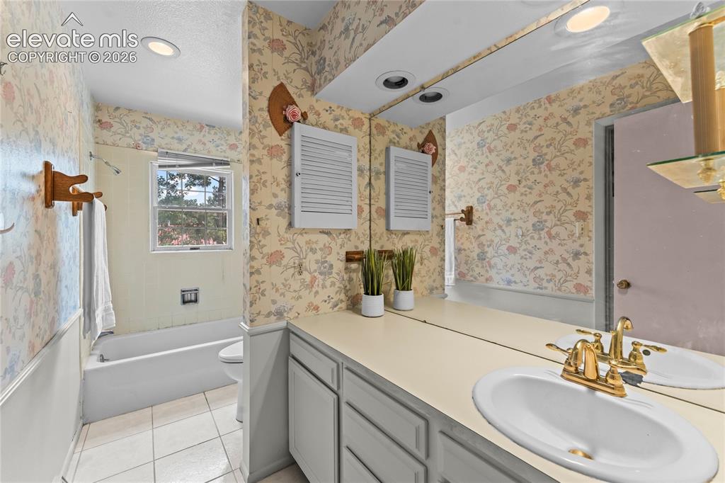 Image 15 of 34: Bathroom