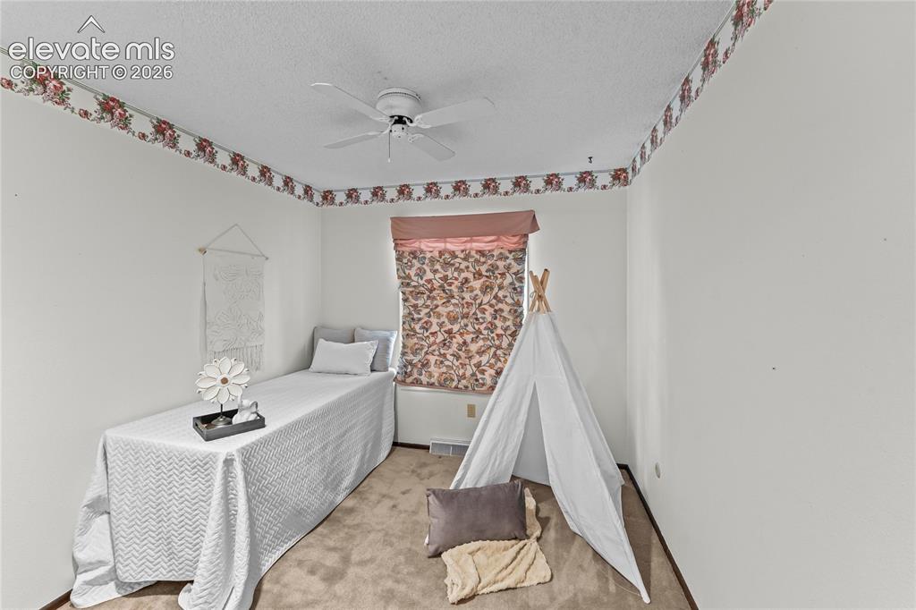 Image 18 of 34: Bedroom