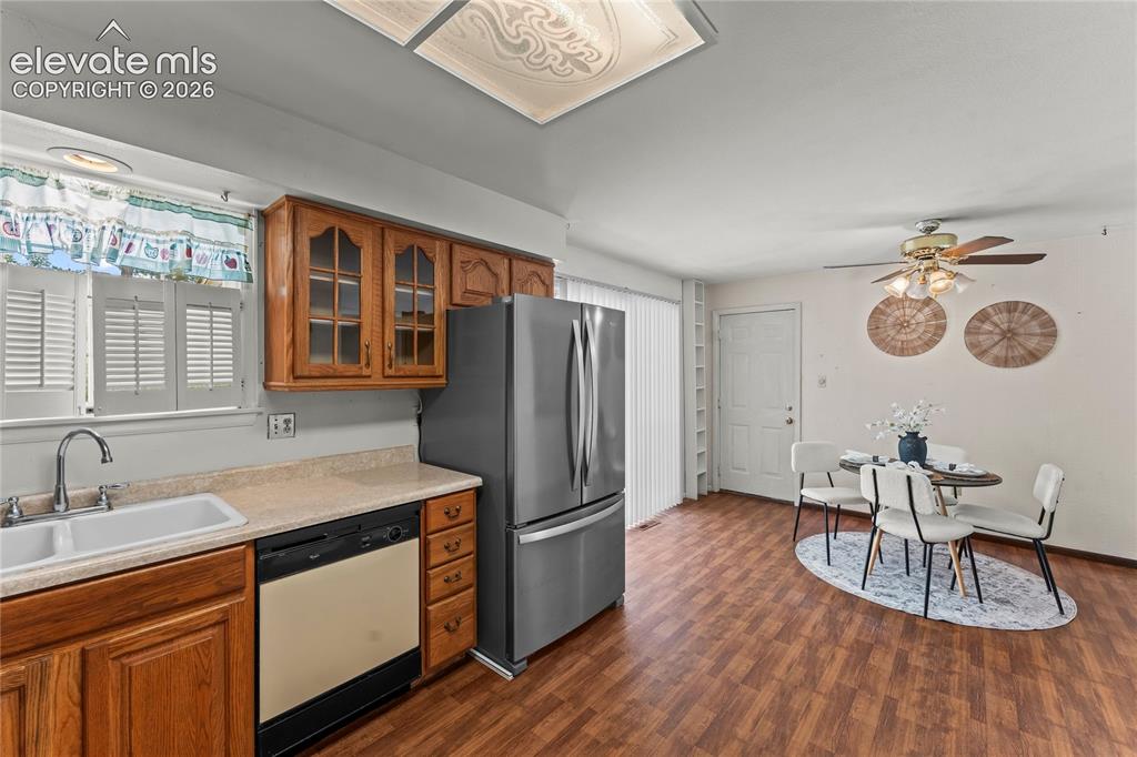 Image 9 of 34: Kitchen