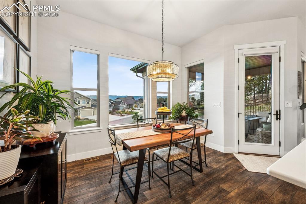 Image 10 of 50: Dining Area