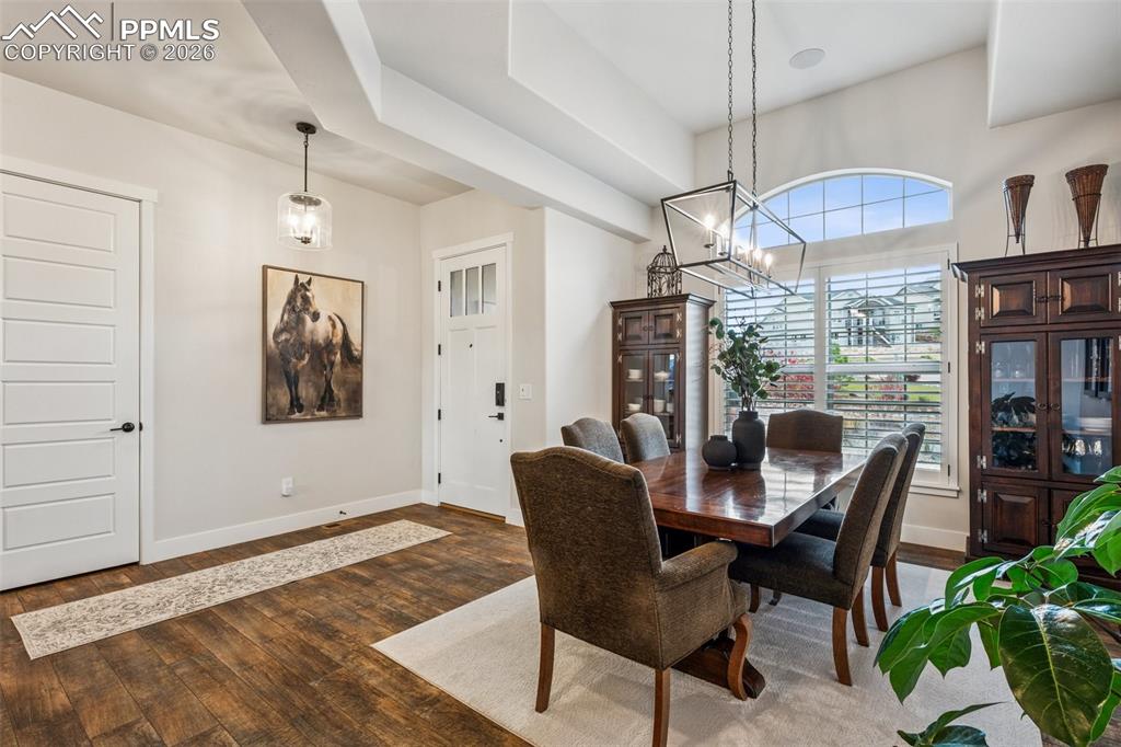 Image 14 of 50: Dining Area