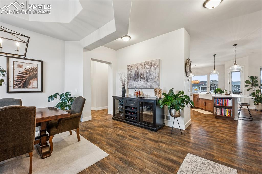 Image 15 of 50: Dining Area