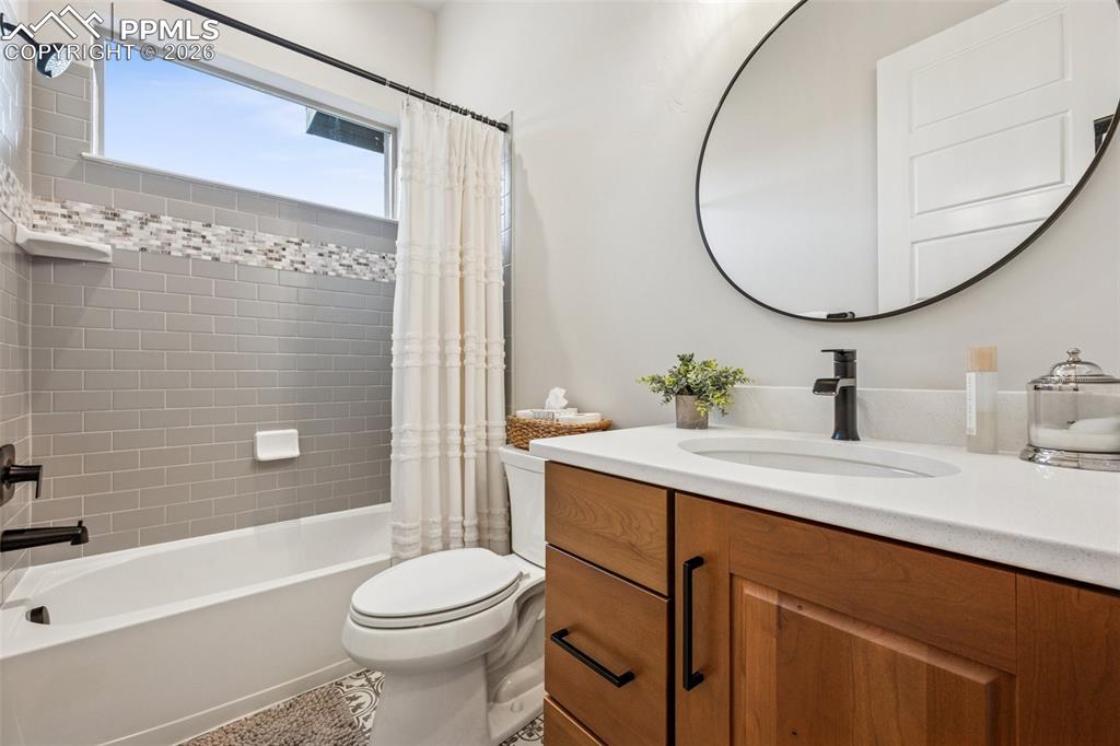 Image 16 of 50: Bathroom