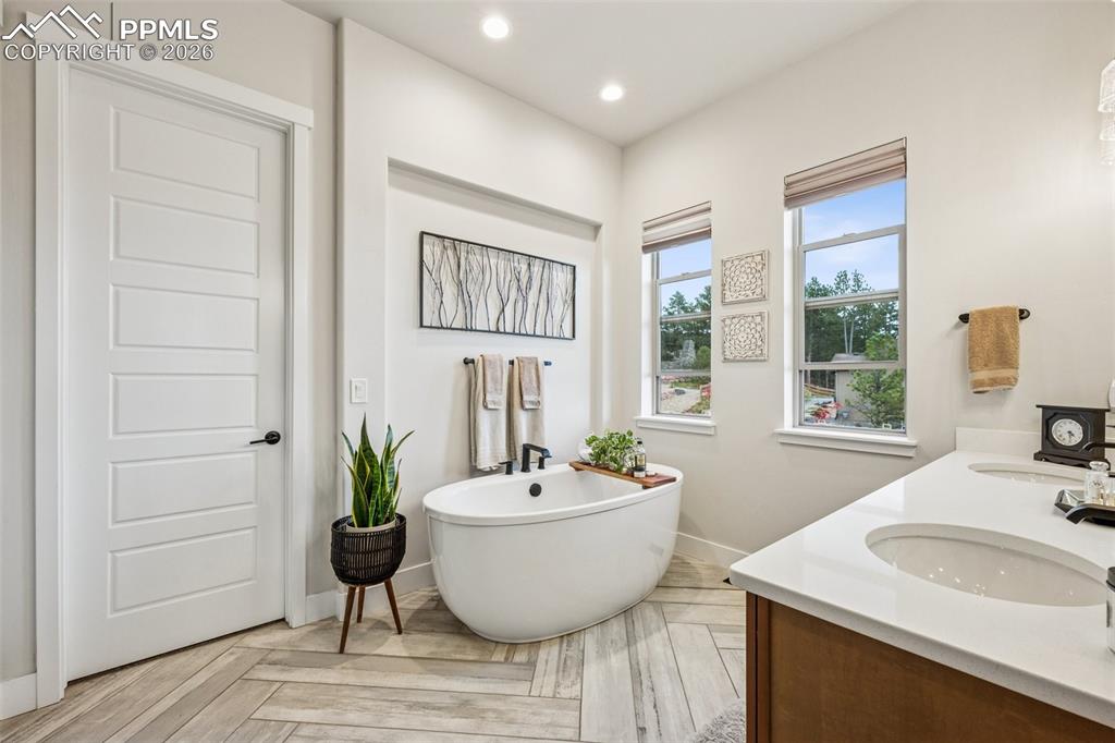 Image 21 of 50: Bathroom