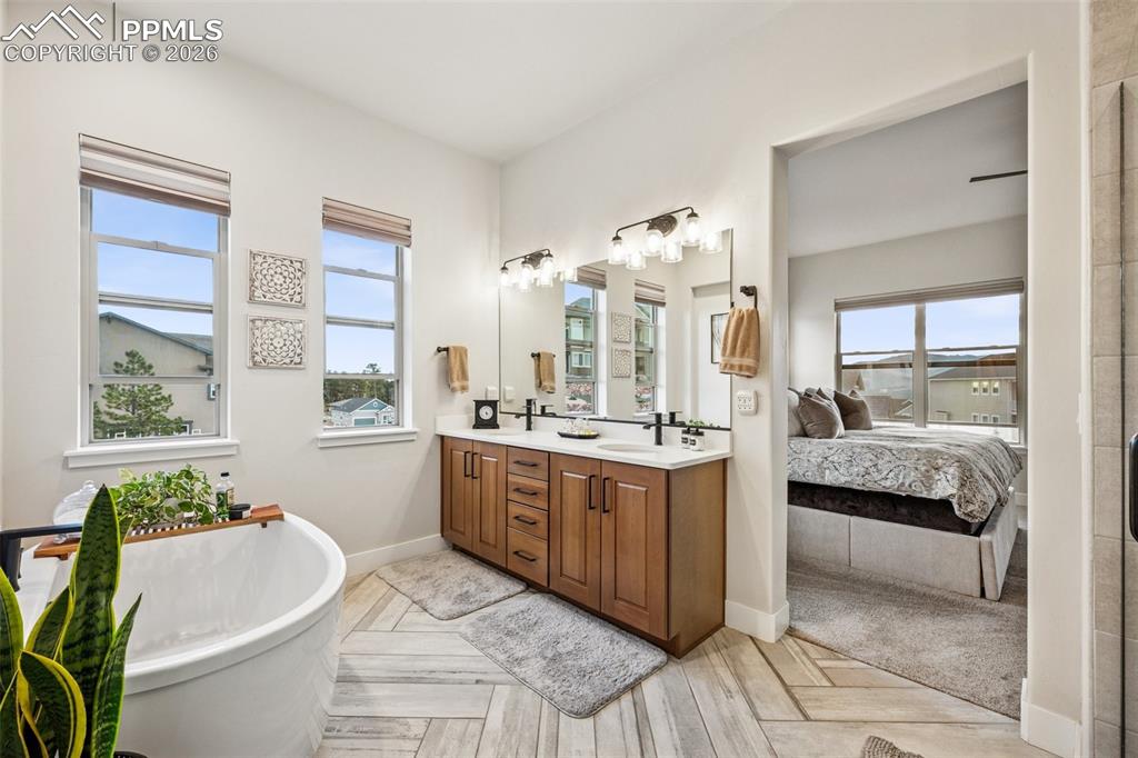 Image 22 of 50: Bathroom