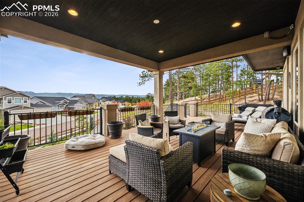 Image 25 of 50: Deck