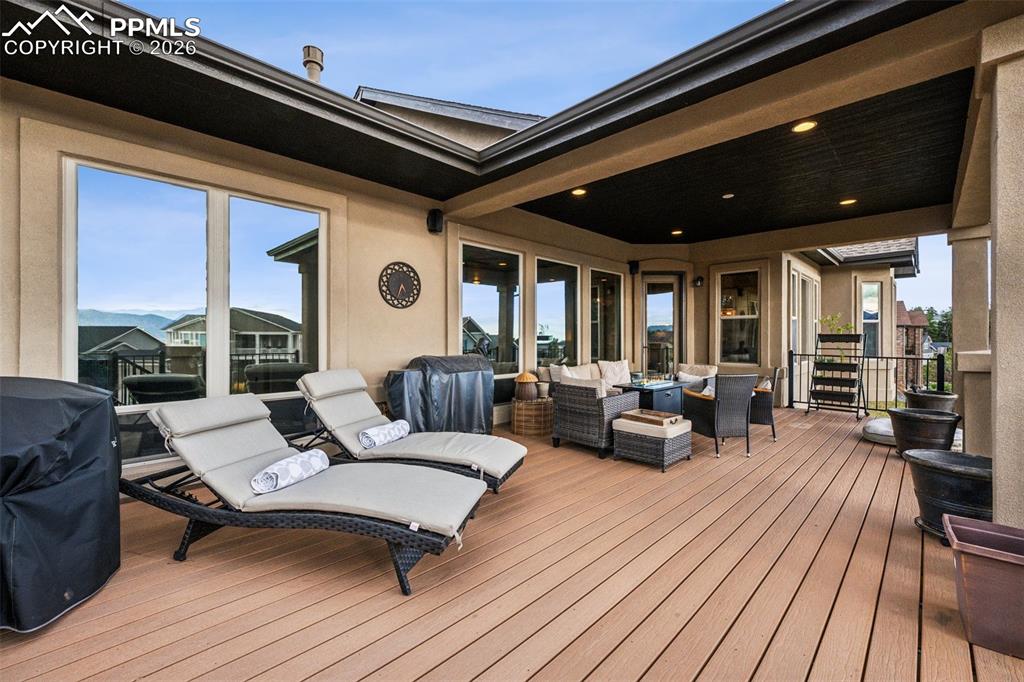 Image 27 of 50: Deck