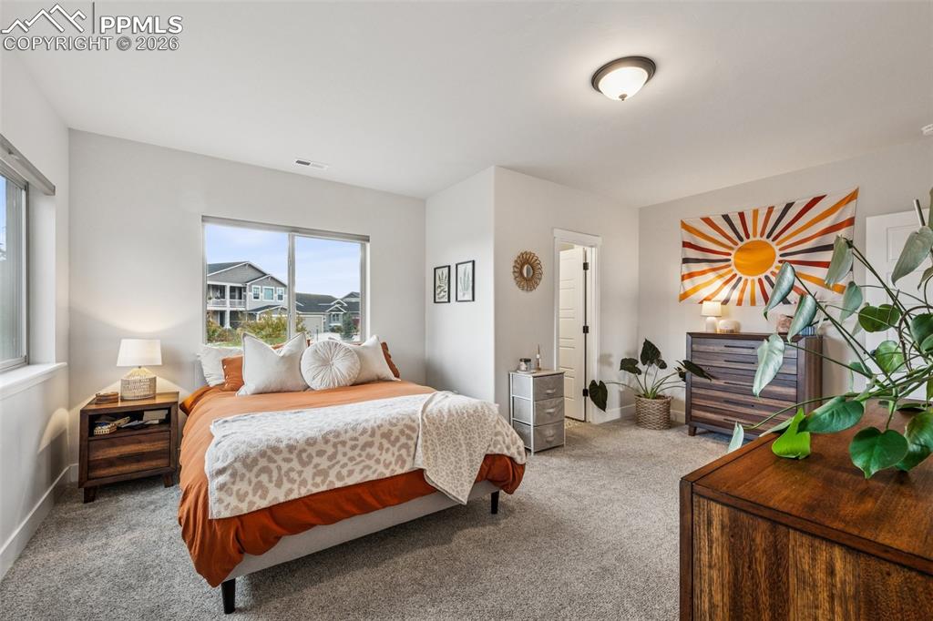 Image 34 of 50: Bedroom