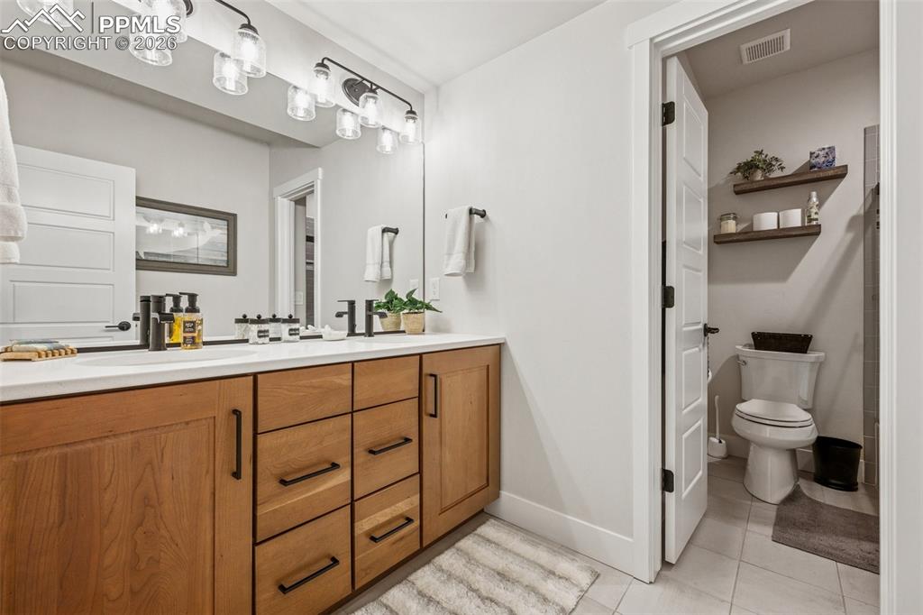 Image 37 of 50: Bathroom