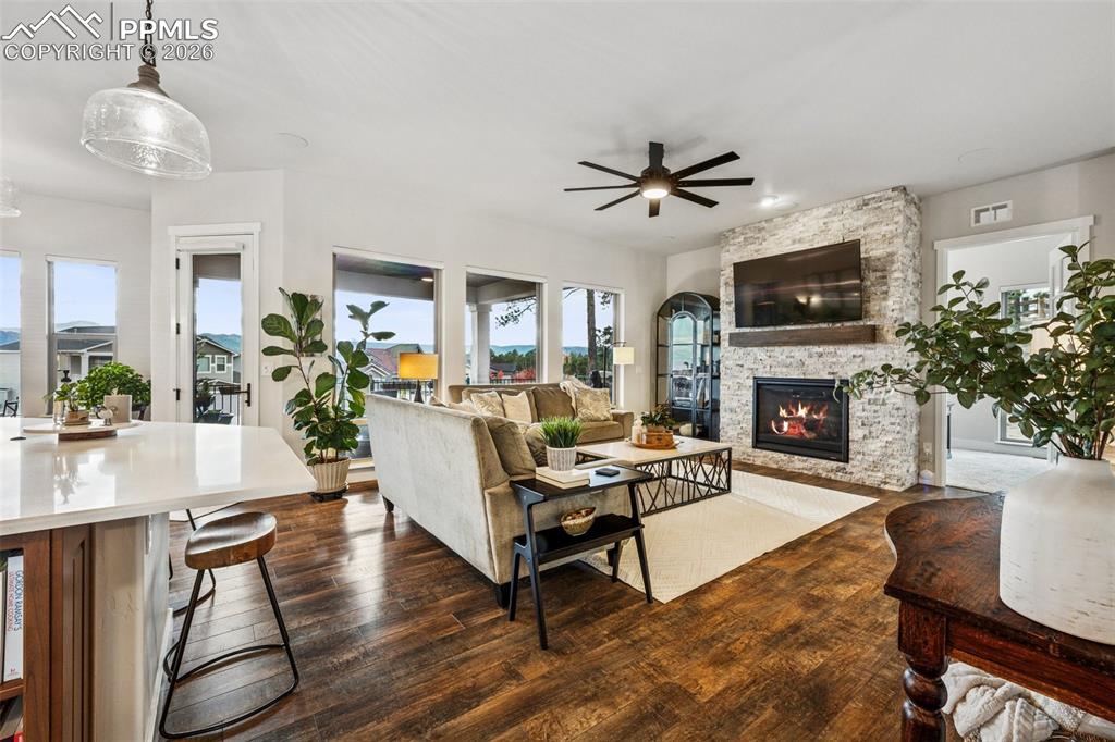 Image 4 of 50: Living Room