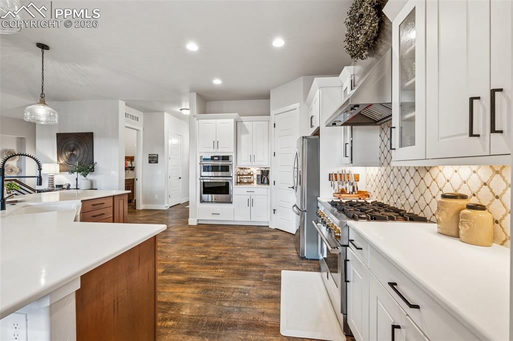 Image 7 of 50: Kitchen