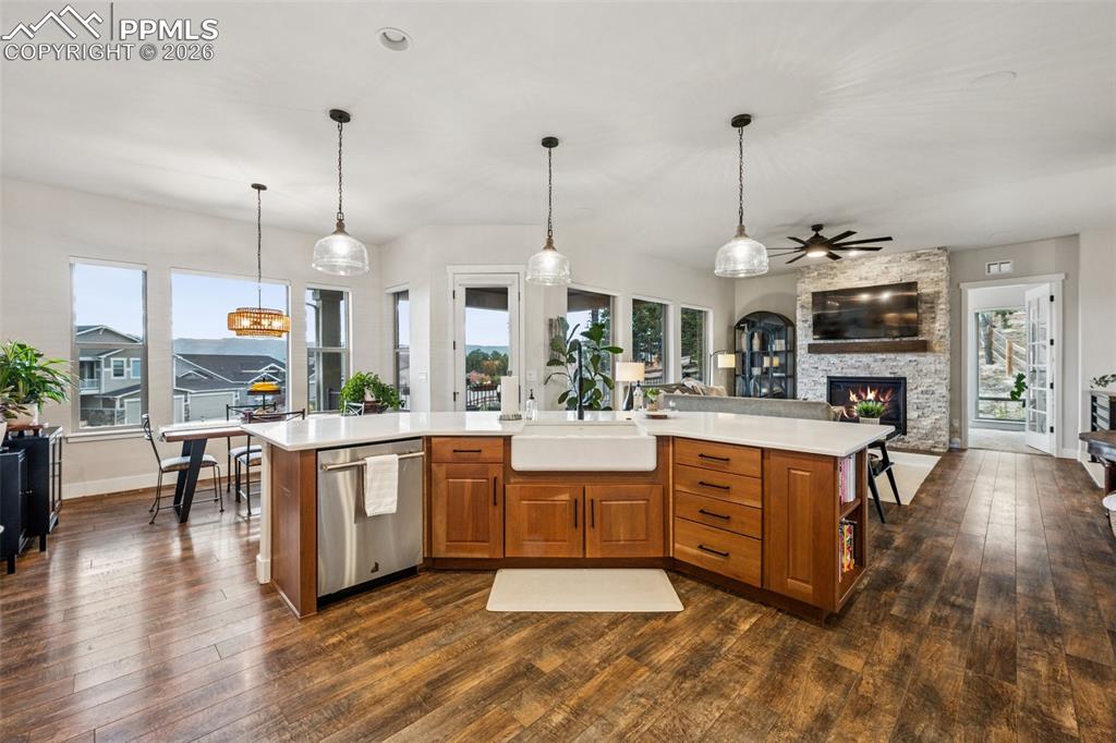 Image 8 of 50: Kitchen