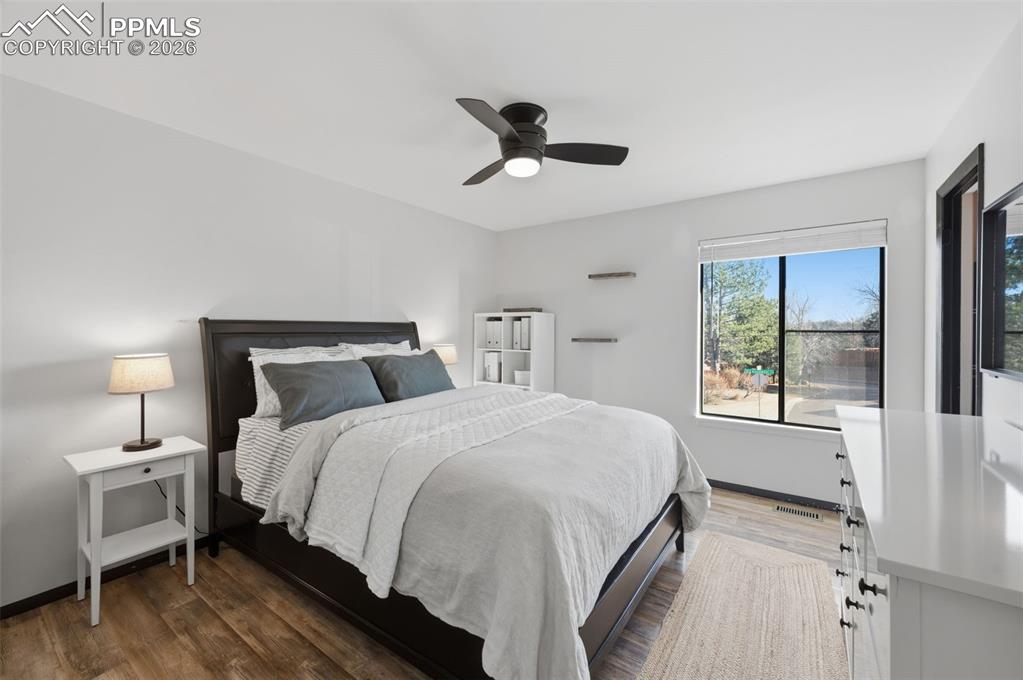 Image 13 of 29: Bedroom