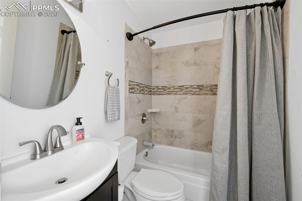 Image 19 of 29: Bathroom