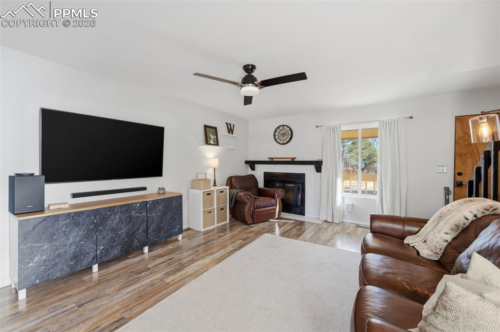 Image 4 of 29: Living Room