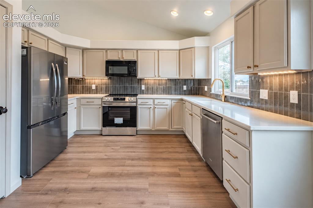 Image 8 of 40: Kitchen