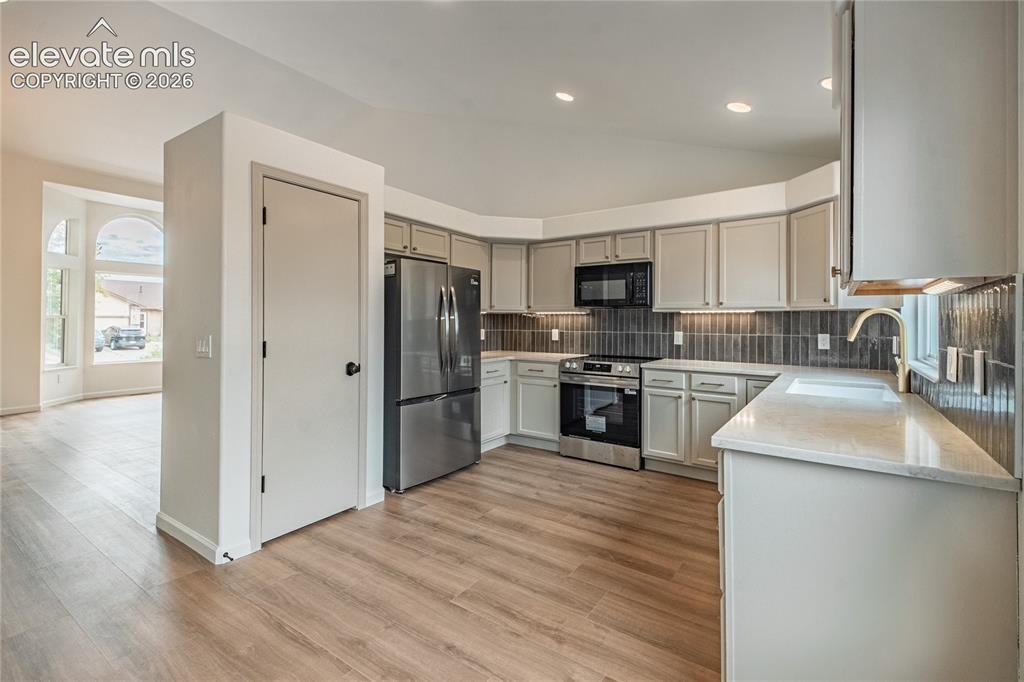 Image 9 of 40: Kitchen