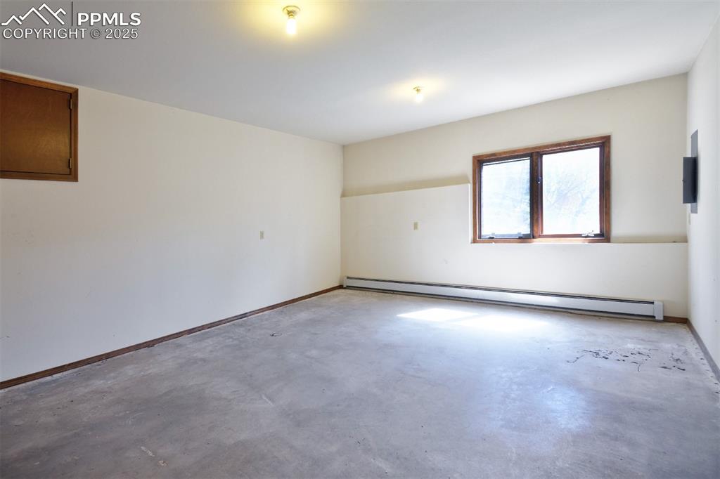 Image 14 of 46: Lower level spacious room!