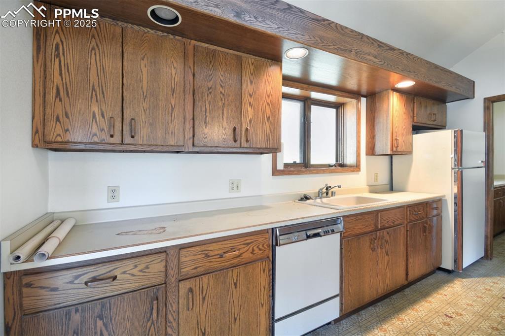 Image 21 of 46: Kitchen